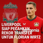 Florian Wirtz mengenakan jersey Liverpool dengan latar logo klub, menggambarkan kabar transfer rekor musim 2025